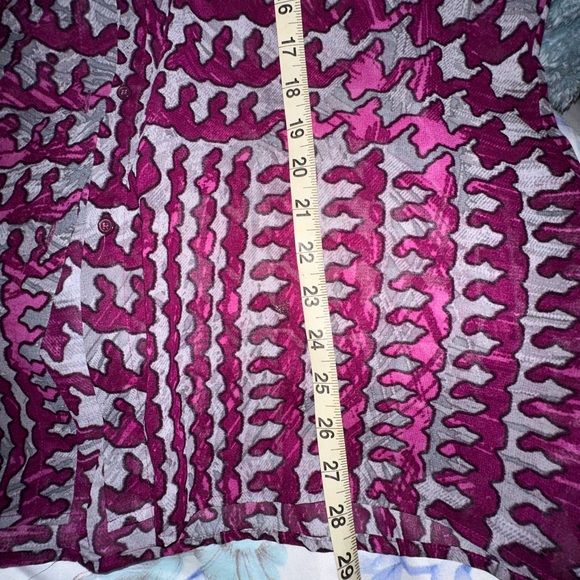 Beautiful flowy button down blouse - Picture 2 of 6